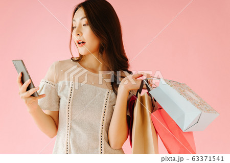 Girl Shopping 63371541