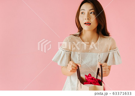 Girl Shopping 63371633