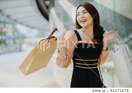 Girl Shopping 63371678