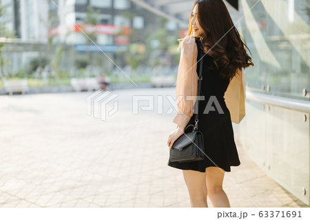 Girl Shopping 63371691