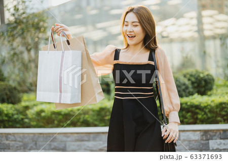 Girl Shopping 63371693