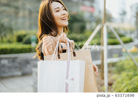 Girl Shopping Girl Shopping 63371696
