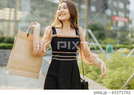Girl Shopping Girl Shopping 63371702