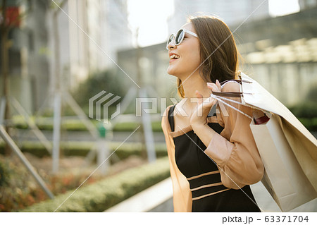 Girl Shopping 63371704