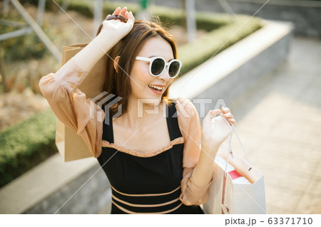 Girl Shopping 63371710