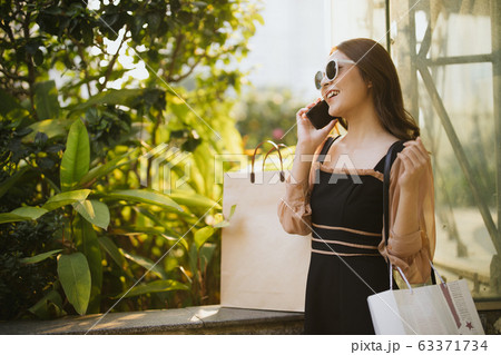 Girl Shoping Girl Shoping 63371734