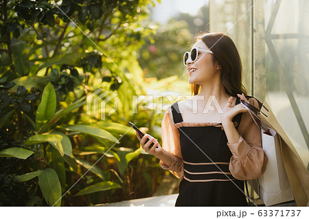Girl Shoping 63371737