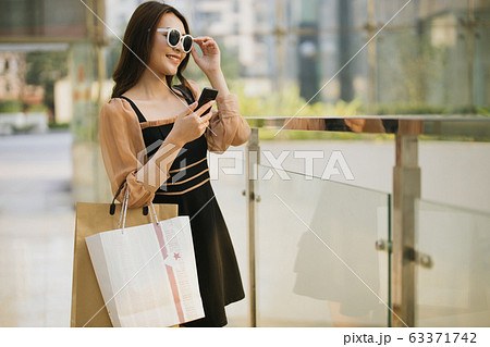 Girl Shoping 63371742