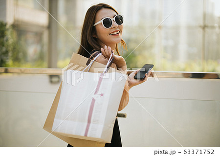 Girl Shoping 63371752