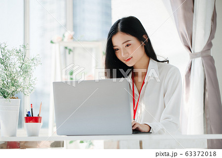 Girl Shopping 63372018