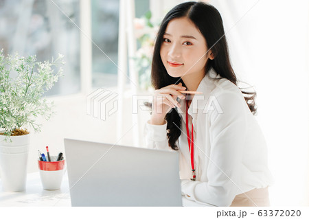 Girl Shopping 63372020