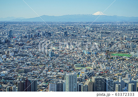 東京都庁の展望台から見える東京の街並みと富士山 63372333