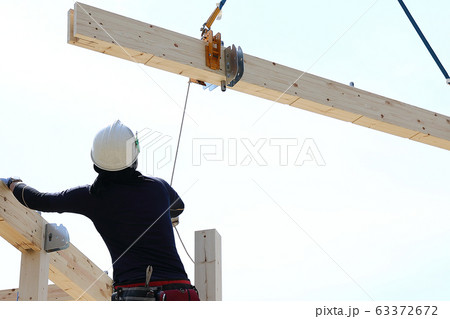 新築住宅 建て方をする職人 新築住宅 建て方をする職人 63372672