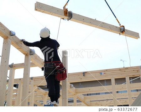 新築住宅 建て方をする職人 63372677