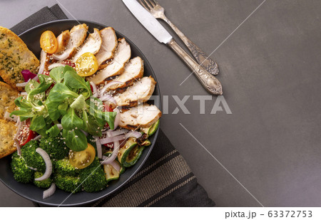 Grilled chicken, lettuce and broccoli salad 63372753