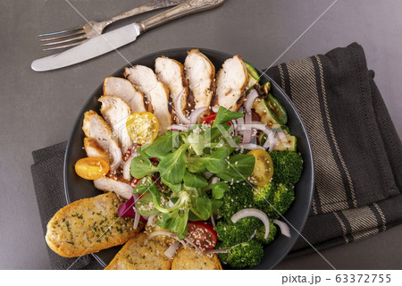 Grilled chicken, lettuce and broccoli salad Grilled chicken, lettuce and broccoli salad 63372755