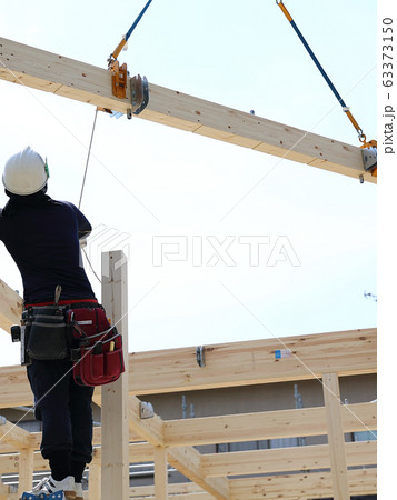 新築住宅 建て方をする職人 新築住宅 建て方をする職人 63373150