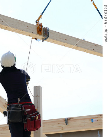 新築住宅 建て方をする職人 新築住宅 建て方をする職人 63373153