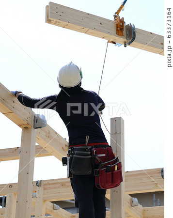 新築住宅 建て方をする職人 新築住宅 建て方をする職人 63373164
