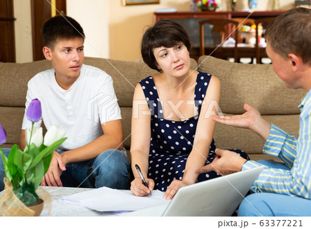 Adviser consulting woman at home 63377221