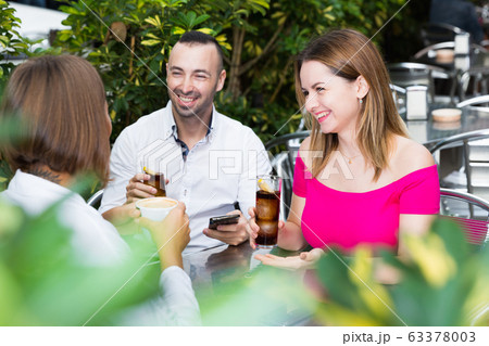 Man with two young women are talking about life and lunching 63378003