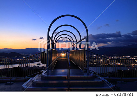 夕暮れ時の五台山展望台（高知県高知市）	 63378731