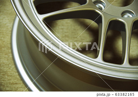 自動車用アルミホイールのリムとスポーク 63382165