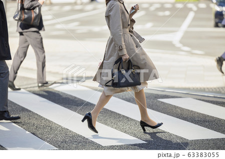横断歩道を渡る女性 63383055