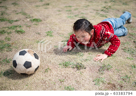 サッカーボールで遊ぶ女の子の写真素材