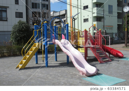 公園の遊具 63384571