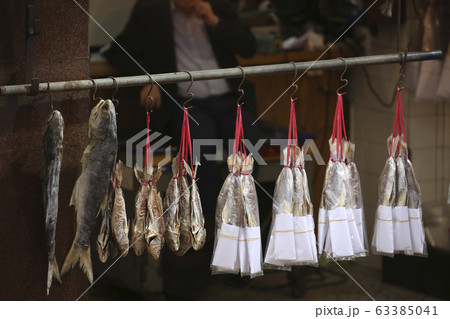 香港・徳輔道西の「海味街」で売られる塩干し魚（ハムユイ）。かつての庶民の味も今や高級 63385041