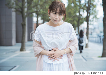 腹痛に悩む女性 腹痛に悩む女性 63385411