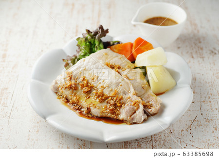 ゆで豚の胡麻と生姜のピリ辛ソース　温野菜添え 63385698