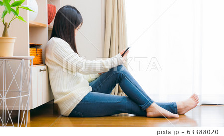スマホを眺める女性　コピースペース　16:9 63388020
