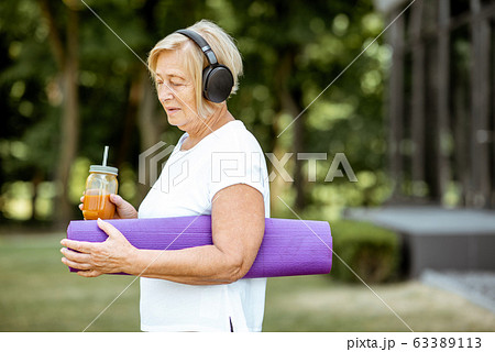 Senior sports woman outdoors 63389113