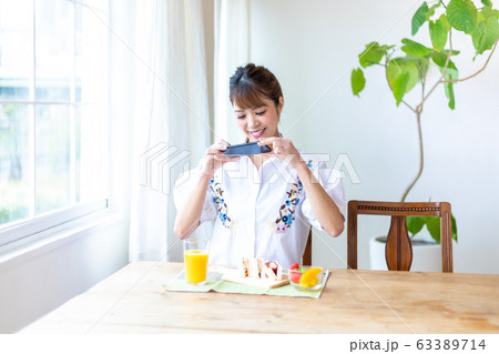 朝食をとる女性 リビング 63389714