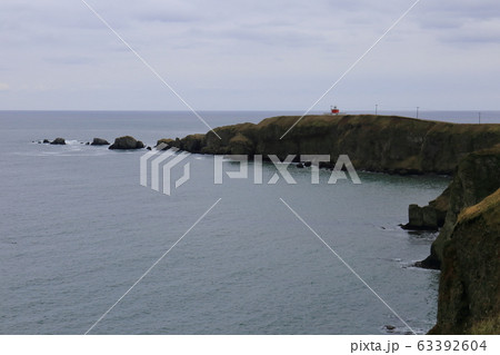 北海道　浜中　霧多布岬に建つ湯沸岬灯台 63392604