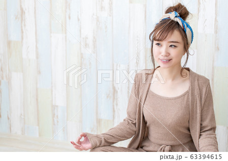 ルームウェアの女性 ルームウェアの女性 63394615