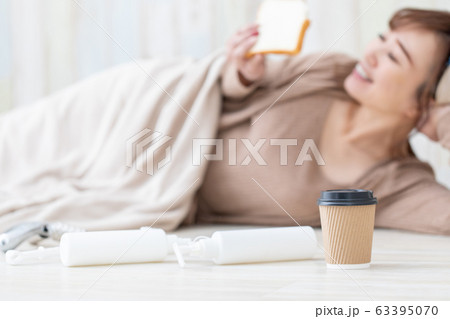 ルームウェアの女性 63395070