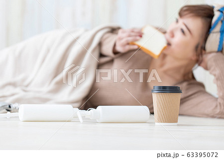 ルームウェアの女性 63395072