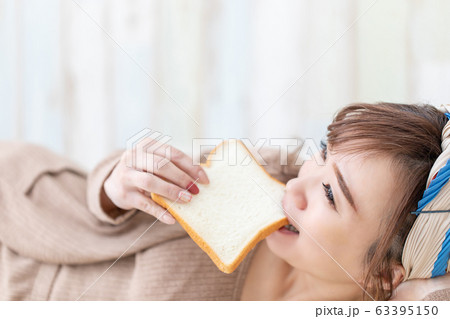 ルームウェアの女性 ルームウェアの女性 63395150