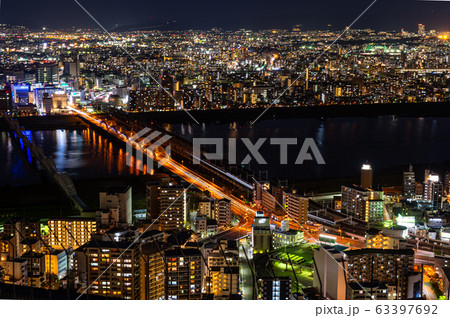 大阪の淀川に架かる十三大橋の夜景、梅田スカイビルから 大阪の淀川に架かる十三大橋の夜景、梅田スカイビルから 63397692