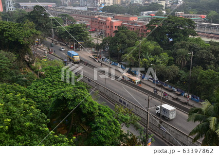 バングラデシュのチッタゴンの街並み レトロな外観のチッタゴン駅舎 駅前の道路を走る車やリキシャ バングラデシュのチッタゴンの街並み レトロな外観のチッタゴン駅舎 駅前の道路を走る車やリキシャ 63397862