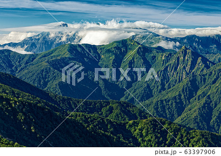 巻機山・井戸尾根から見る大源太山と雲掛る谷川連峰 巻機山・井戸尾根から見る大源太山と雲掛る谷川連峰 63397906