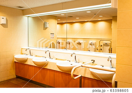 男子トイレ共用トイレ小便器と鏡付き洗面台 63398605