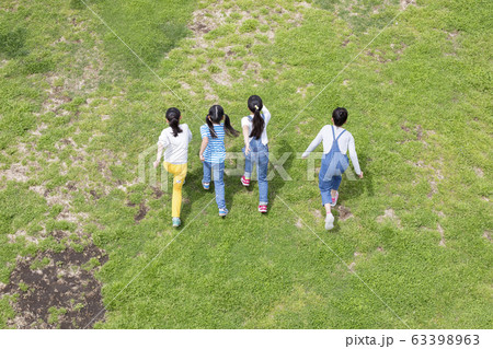 大勢で走る子供達 63398963