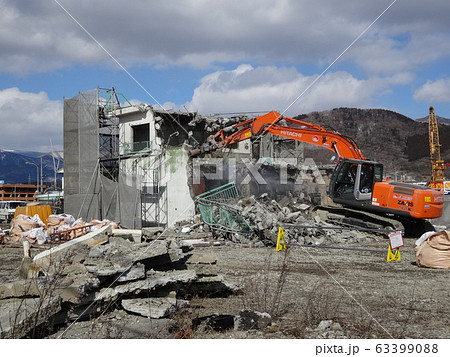 東日本大地震　大船渡市での解体作業 63399088