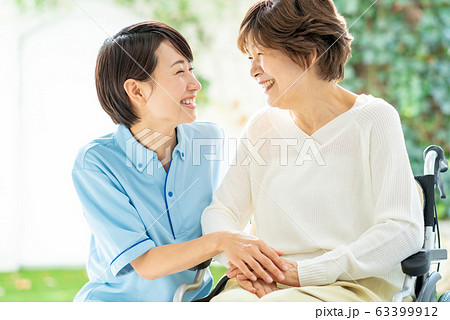 介護 車椅子 介護士 シニア女性 医療イメージ 介護 車椅子 介護士 シニア女性 医療イメージ 63399912