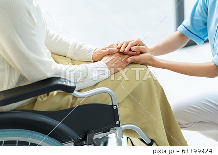 介護 車椅子 介護士 シニア女性 医療イメージ 63399924