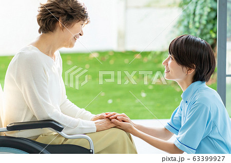 介護 車椅子 介護士 シニア女性 医療イメージ 63399927
